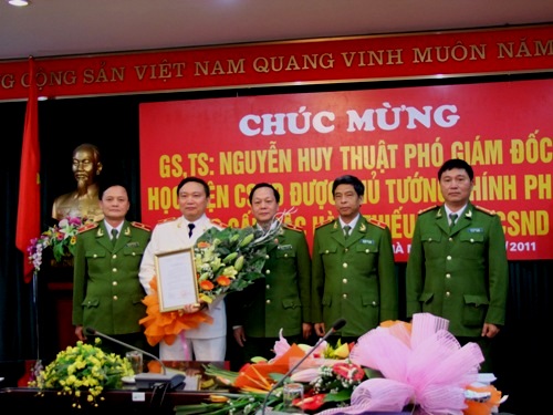 Các đồng chí trong Ban Giám đốc Học viện CSND chúc mừng tân Thiếu tướng Nguyễn Huy Thuật